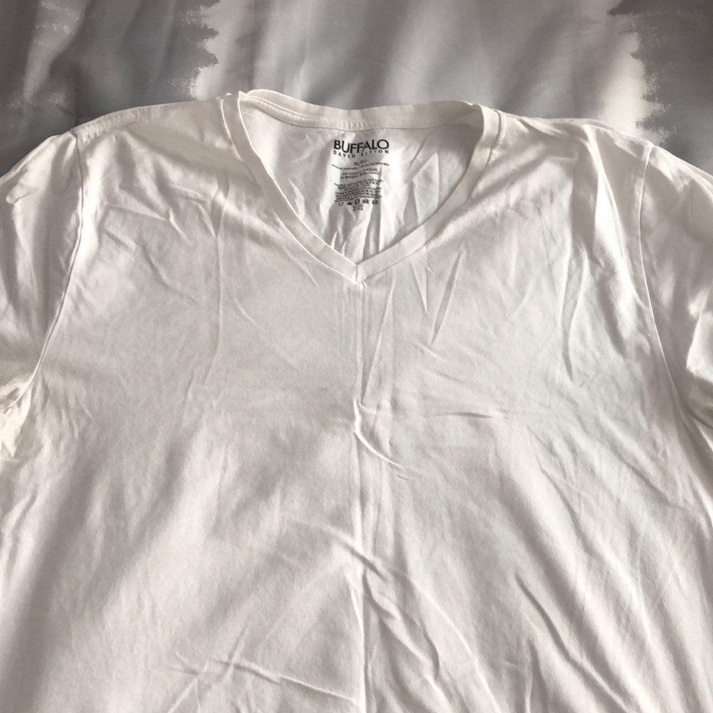 Men’s white tee